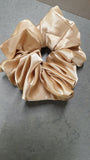 Fashion by Heart - Oversized scrunchie, gylden "silk"